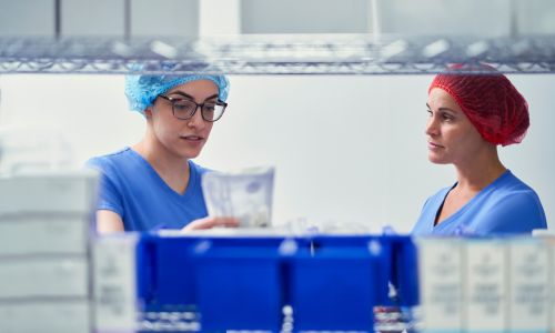 Intuitive-May2025-Webinar-500x300 nurse and medical device rep reviewing survival inventory