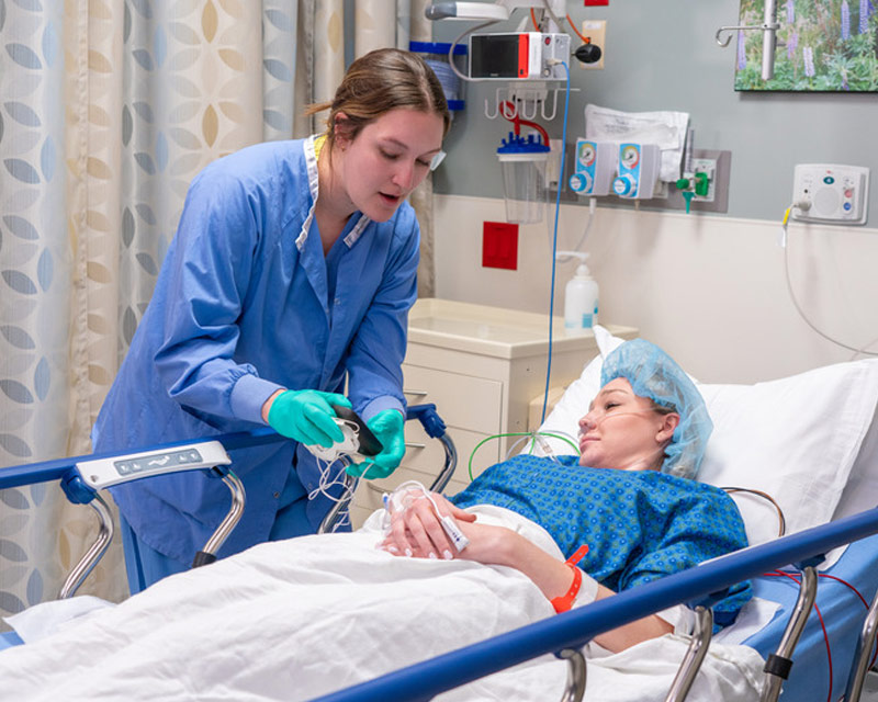 nurse-attending-to-patient-800x640 Nurse talking to patient.
