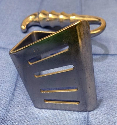 Thoracic retractor, scapular retractor, thoracic instrumentation